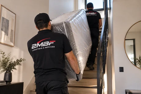 Manutention d'une literie dans un escalier